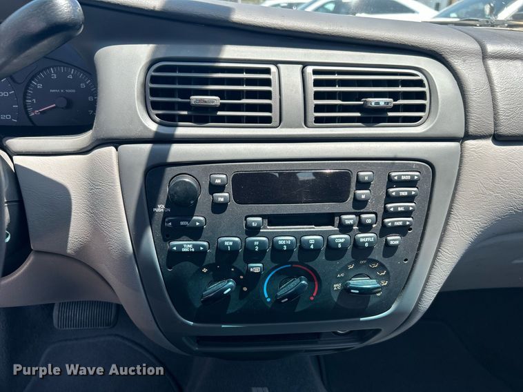 image for item LE9576 2003 Ford Taurus