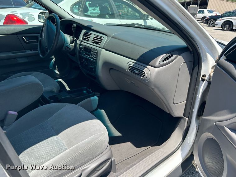 image for item LE9576 2003 Ford Taurus