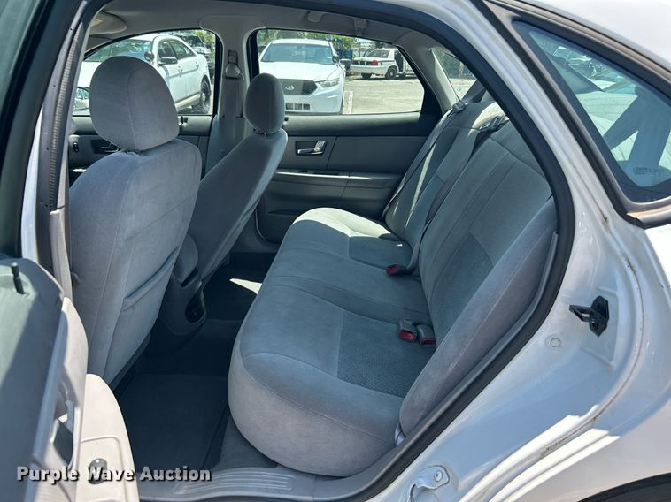 image for item LE9576 2003 Ford Taurus