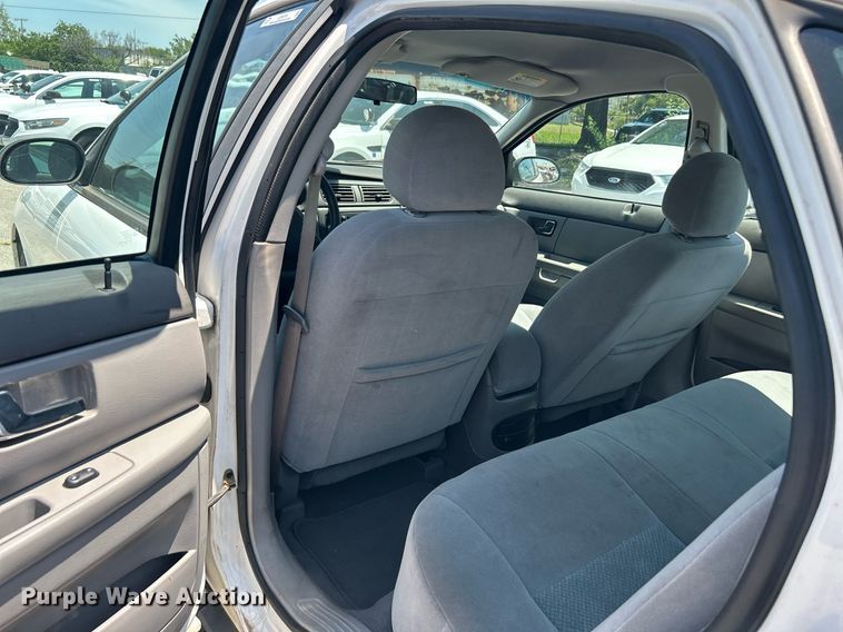 image for item LE9576 2003 Ford Taurus