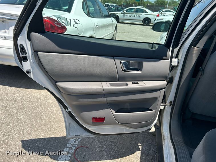 image for item LE9576 2003 Ford Taurus