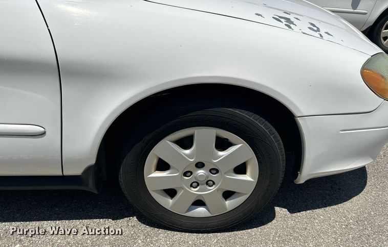 image for item LE9576 2003 Ford Taurus