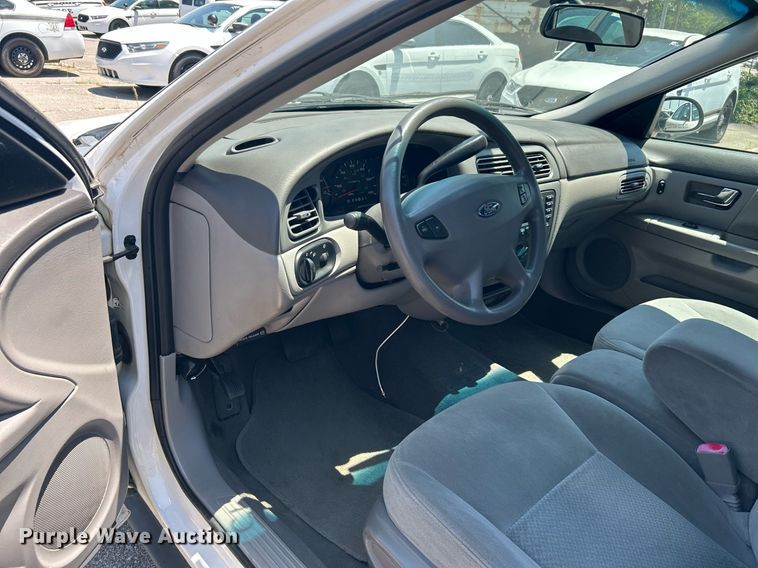 image for item LE9577 2003 Ford Taurus