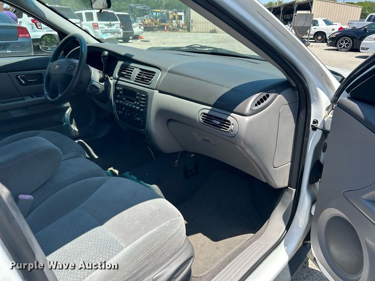 image for item LE9577 2003 Ford Taurus