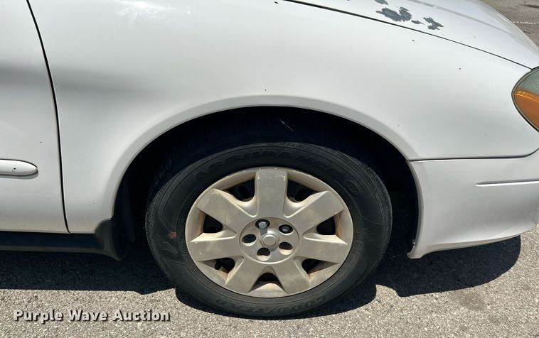 image for item LE9577 2003 Ford Taurus