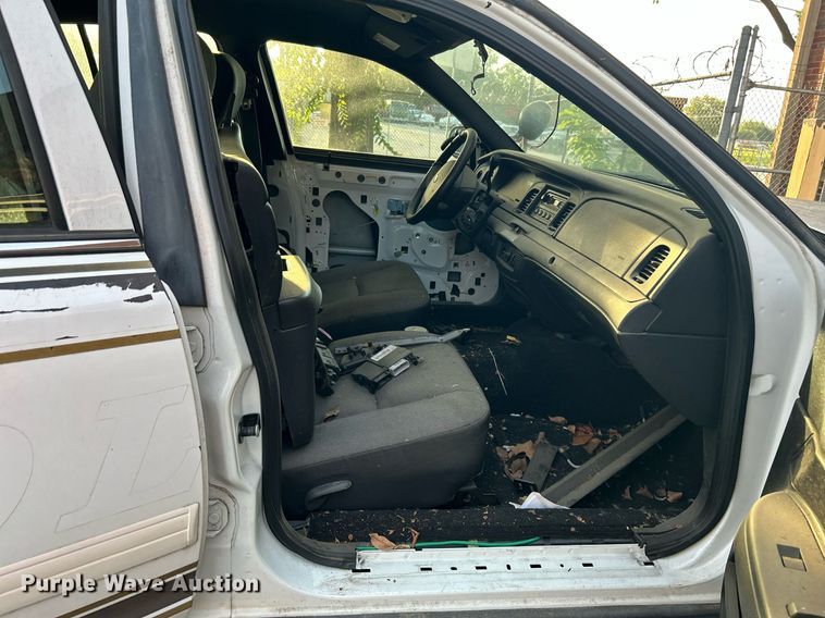 image for item LE9587 2011 Ford Crown Victoria Police Interceptor