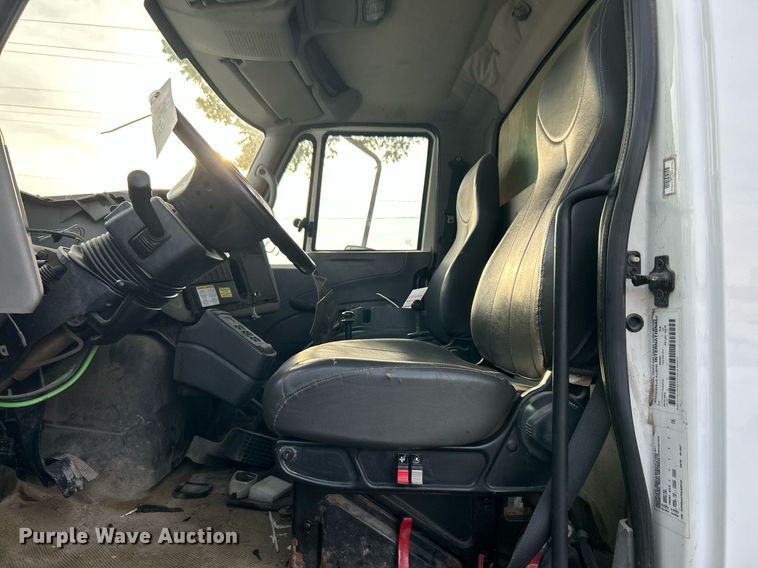 image for item LE9589 2008 International 7400  dump truck