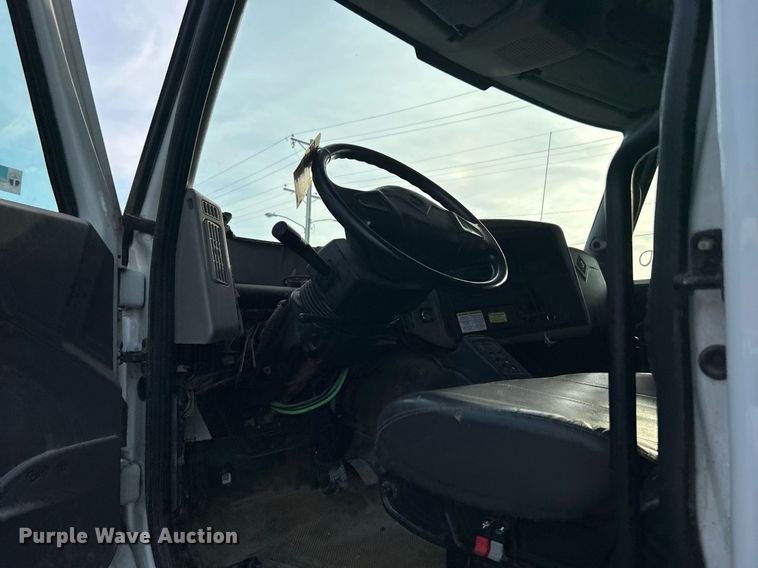 image for item LE9589 2008 International 7400  dump truck