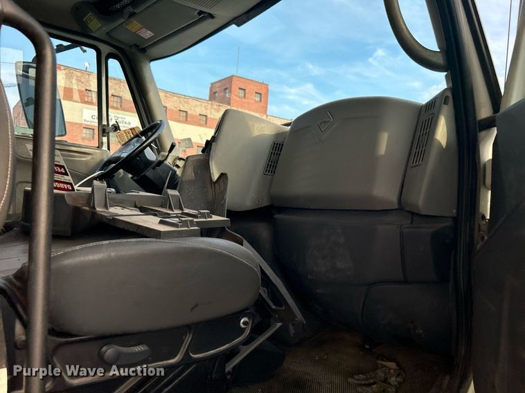 image for item LE9589 2008 International 7400  dump truck