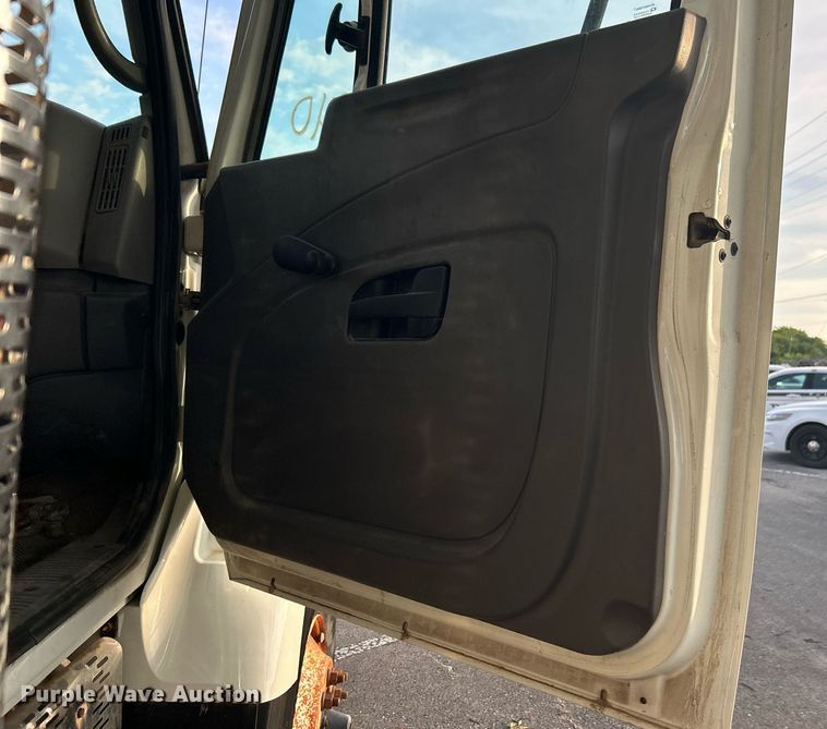 image for item LE9589 2008 International 7400  dump truck