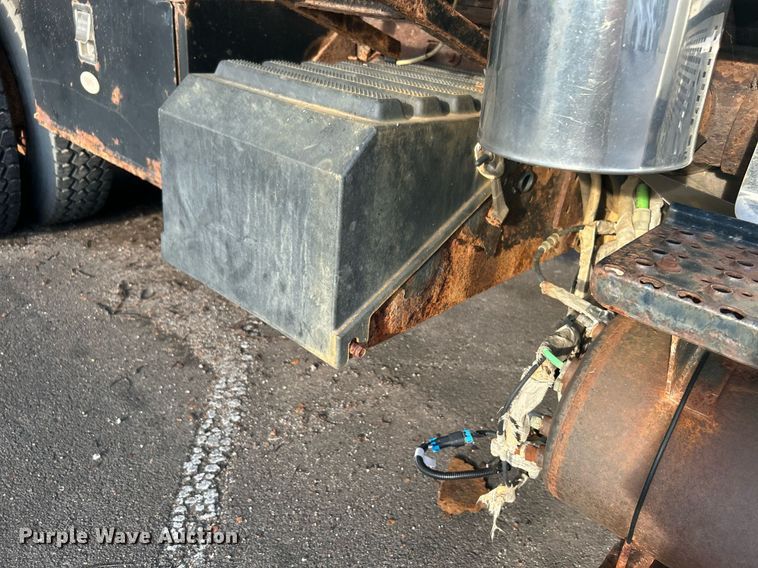 image for item LE9589 2008 International 7400  dump truck