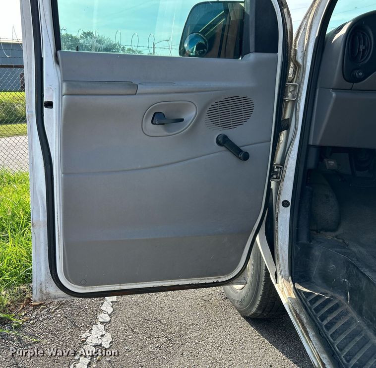 image for item LE9595 1998 Ford Club Wagon  van