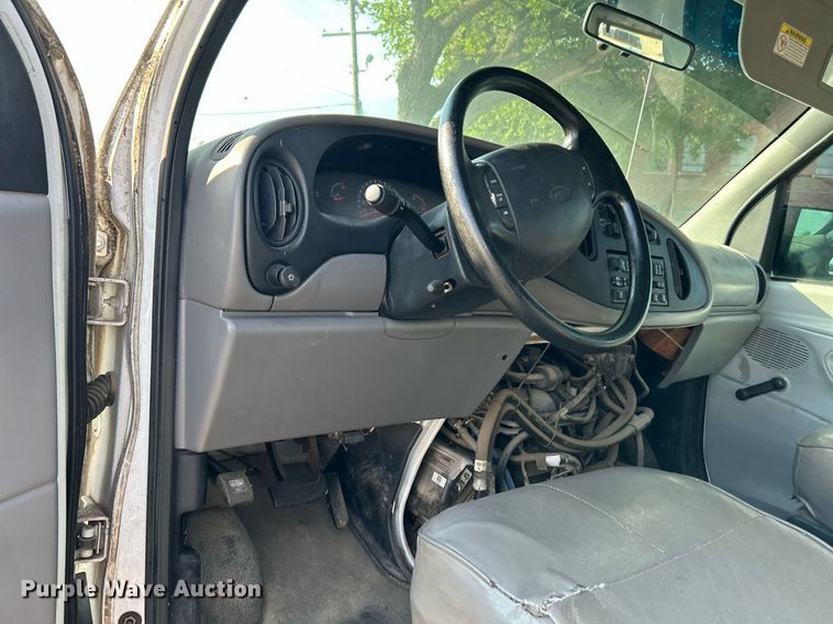 image for item LE9595 1998 Ford Club Wagon  van