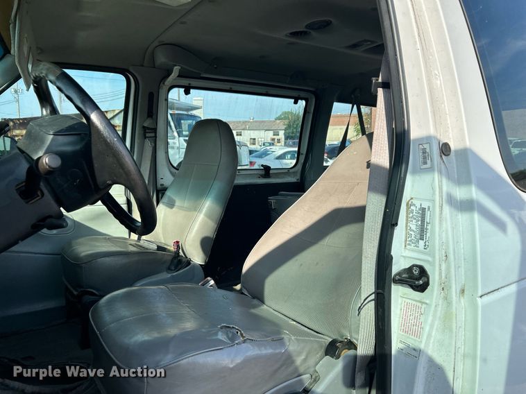 image for item LE9595 1998 Ford Club Wagon  van