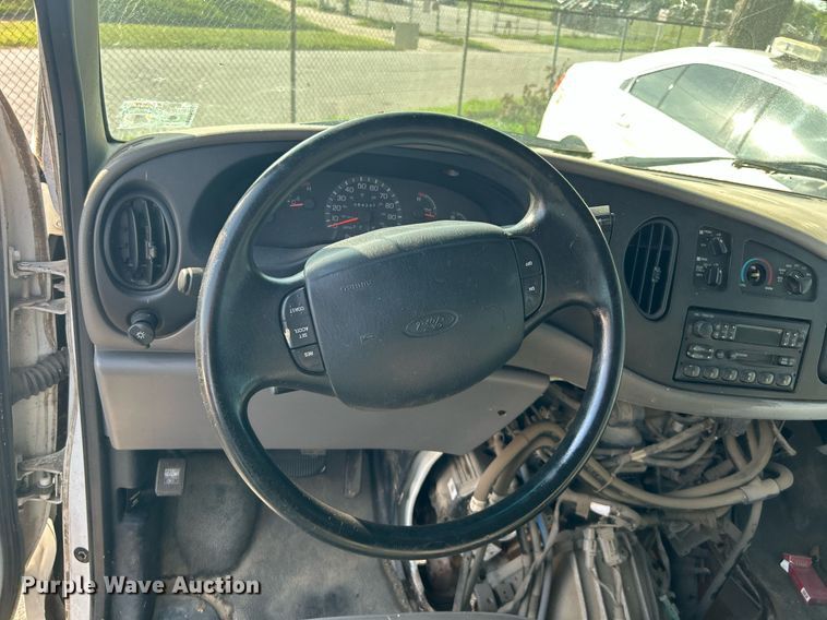 image for item LE9595 1998 Ford Club Wagon  van