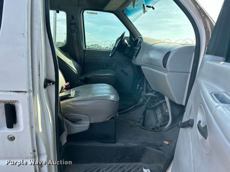 image for item LE9595 1998 Ford Club Wagon  van