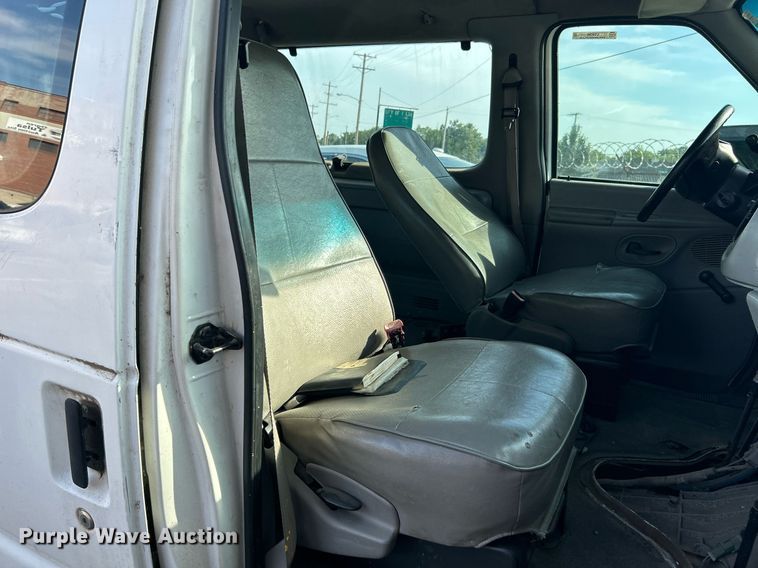 image for item LE9595 1998 Ford Club Wagon  van