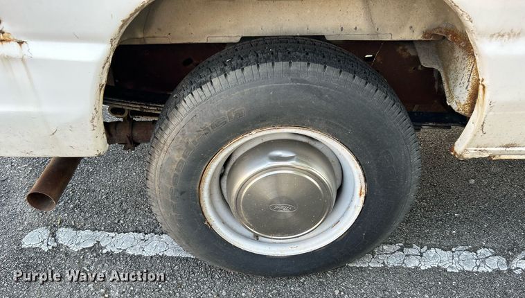 image for item LE9595 1998 Ford Club Wagon  van