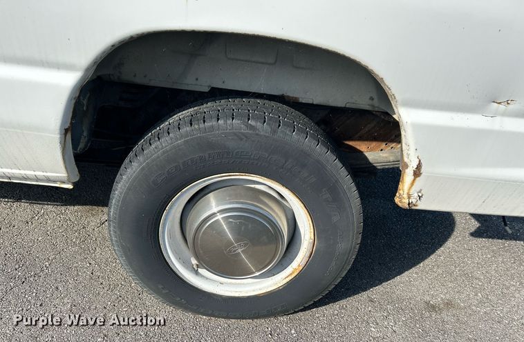 image for item LE9595 1998 Ford Club Wagon  van