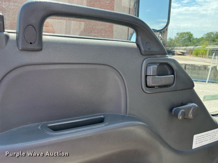 image for item LE9596 2003 Chevrolet W5500  box truck