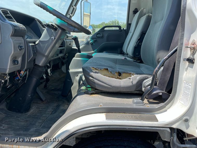 image for item LE9596 2003 Chevrolet W5500  box truck