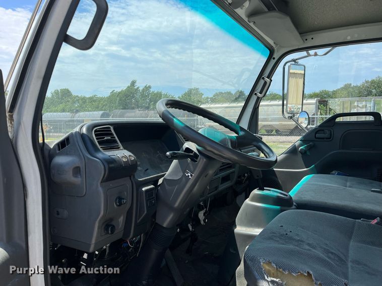 image for item LE9596 2003 Chevrolet W5500  box truck