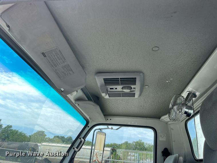 image for item LE9596 2003 Chevrolet W5500  box truck