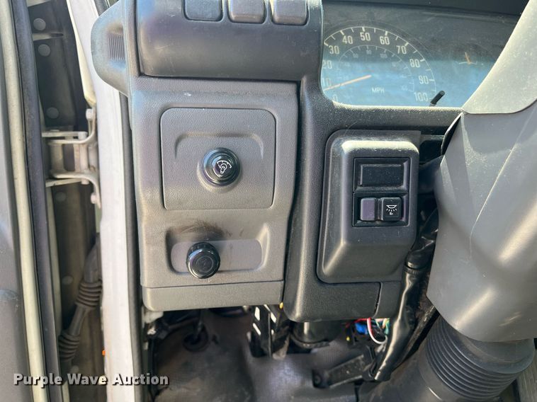 image for item LE9596 2003 Chevrolet W5500  box truck