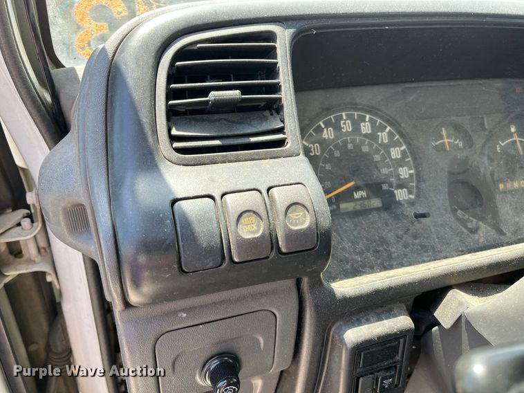 image for item LE9596 2003 Chevrolet W5500  box truck