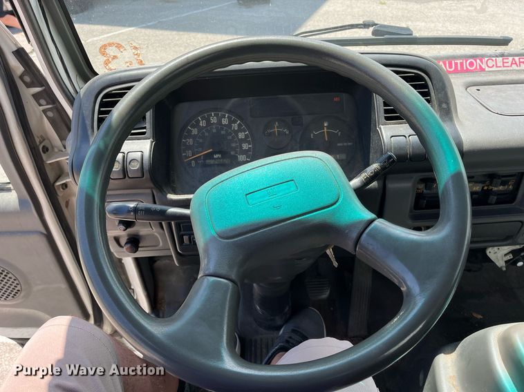 image for item LE9596 2003 Chevrolet W5500  box truck