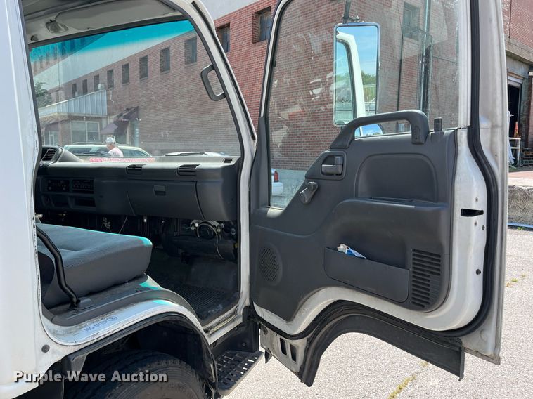 image for item LE9596 2003 Chevrolet W5500  box truck