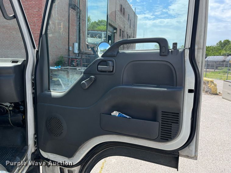 image for item LE9596 2003 Chevrolet W5500  box truck