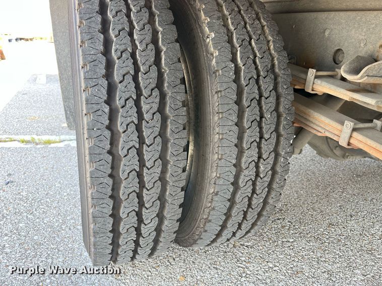 image for item LE9596 2003 Chevrolet W5500  box truck