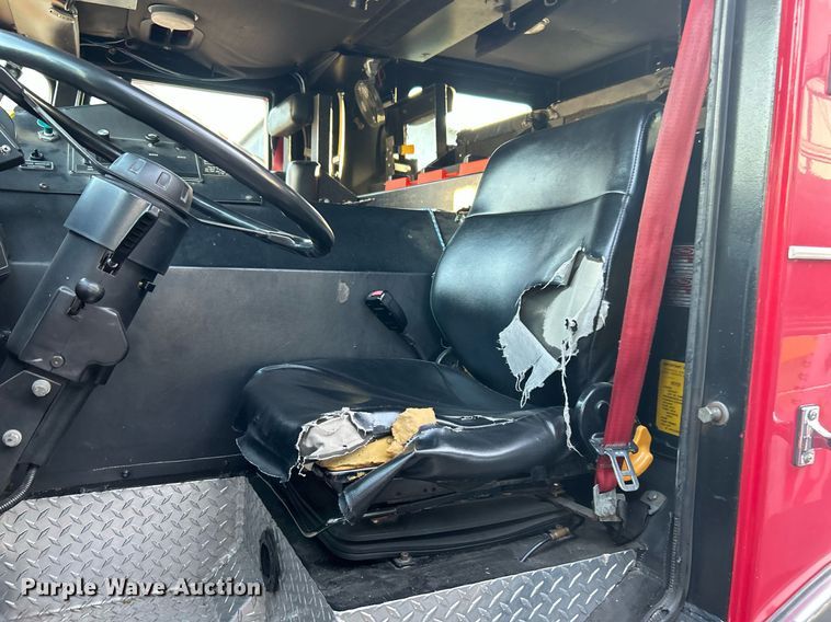 image for item LE9598 1992 Pierce Tilt Cab  pumper fire truck