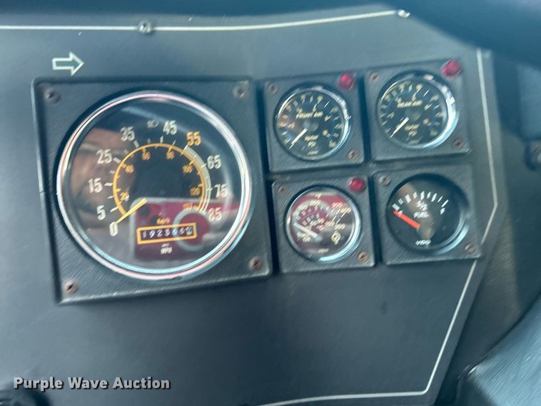 image for item LE9598 1992 Pierce Tilt Cab  pumper fire truck