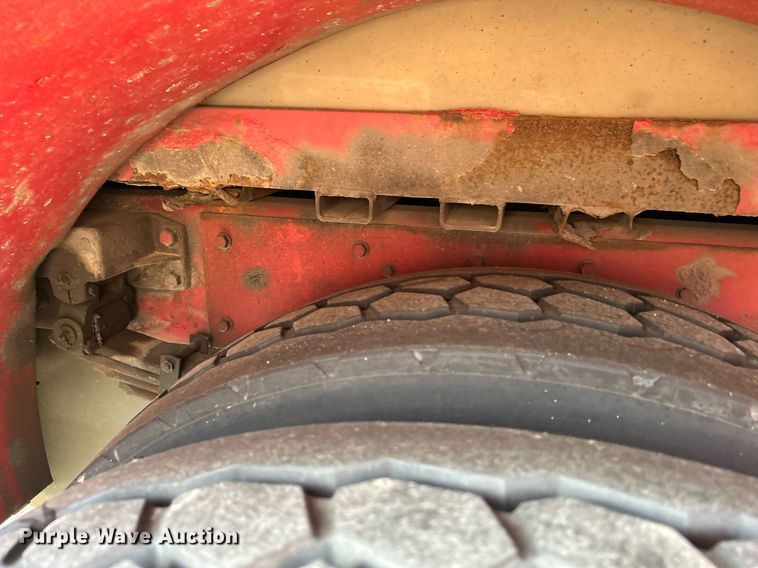 image for item LE9598 1992 Pierce Tilt Cab  pumper fire truck