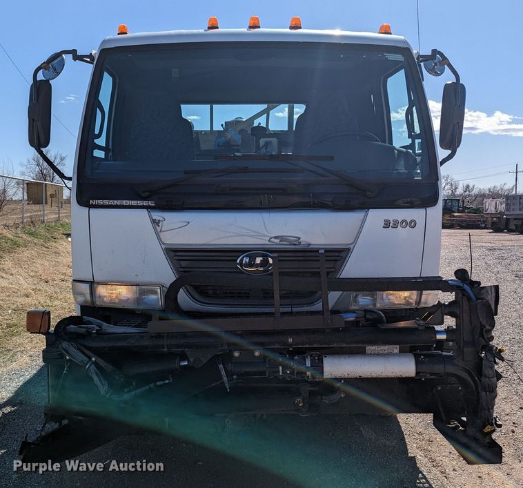 image for item LF9650 2010 Nissan 3300  pothole patcher truck
