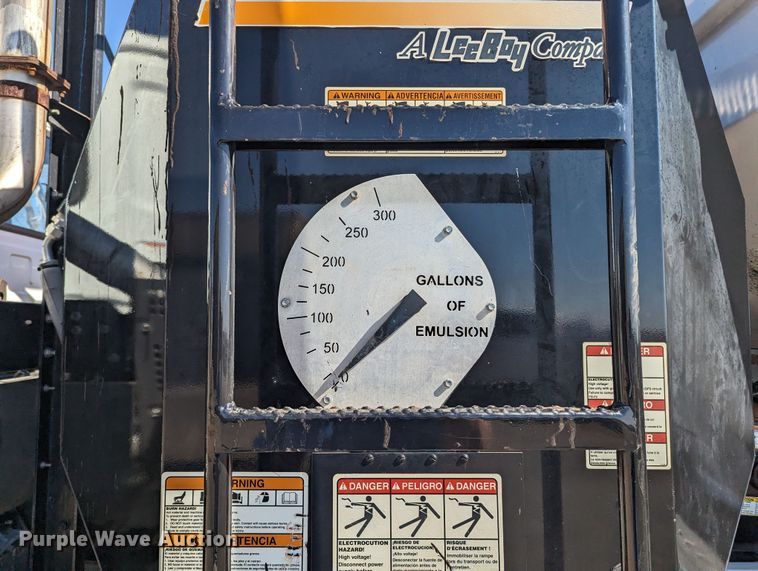 image for item LF9650 2010 Nissan 3300  pothole patcher truck