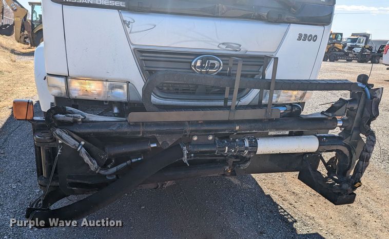 image for item LF9650 2010 Nissan 3300  pothole patcher truck