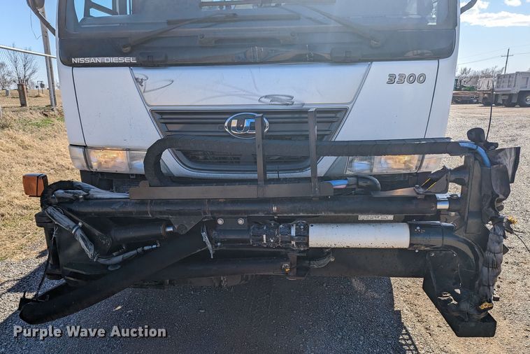 image for item LF9650 2010 Nissan 3300  pothole patcher truck