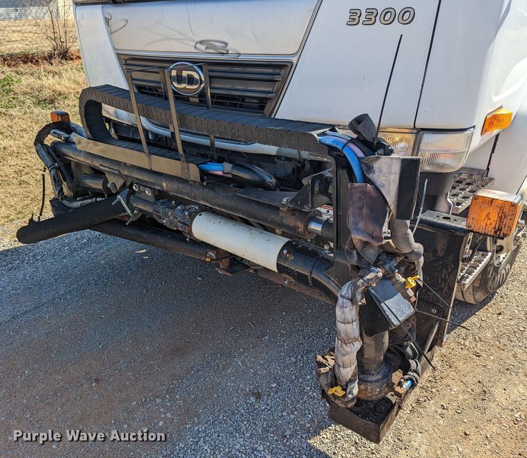 image for item LF9650 2010 Nissan 3300  pothole patcher truck