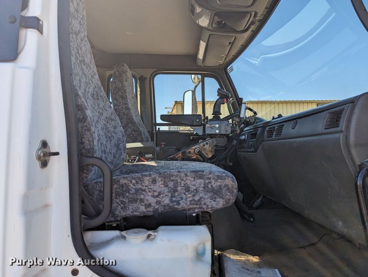 image for item LF9650 2010 Nissan 3300  pothole patcher truck