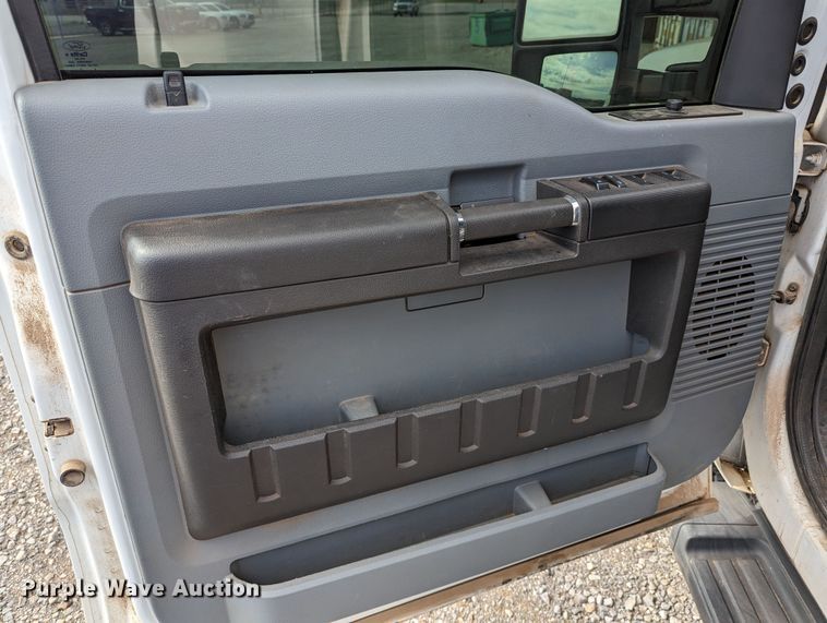 image for item LM9827 2013 Ford F350 Super Duty  Crew Cab pickup truck