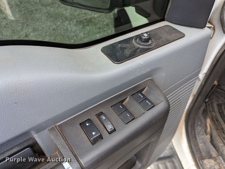 image for item LM9827 2013 Ford F350 Super Duty  Crew Cab pickup truck