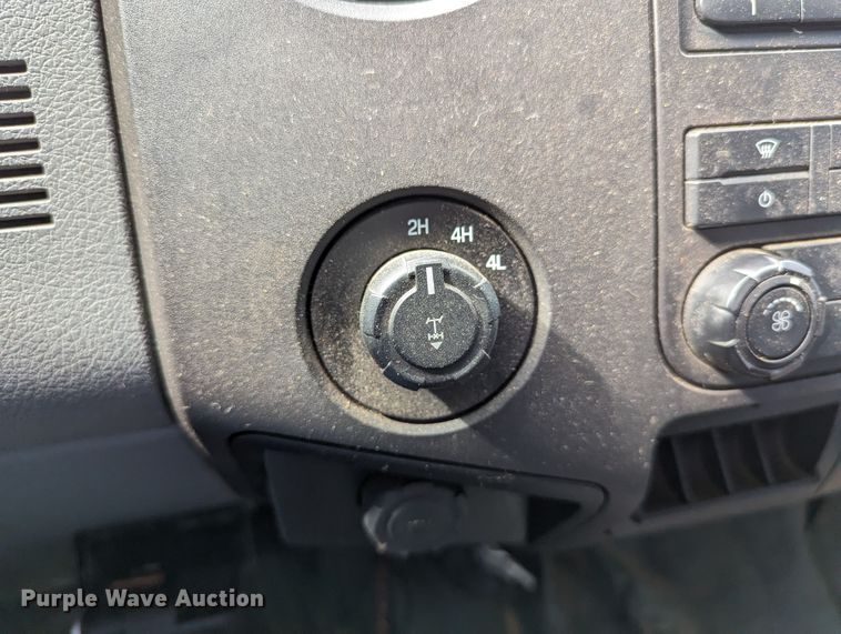 image for item LM9827 2013 Ford F350 Super Duty  Crew Cab pickup truck