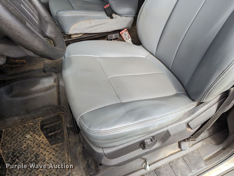 image for item LM9827 2013 Ford F350 Super Duty  Crew Cab pickup truck