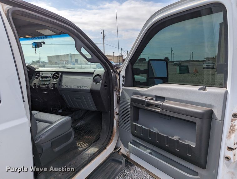 image for item LM9827 2013 Ford F350 Super Duty  Crew Cab pickup truck