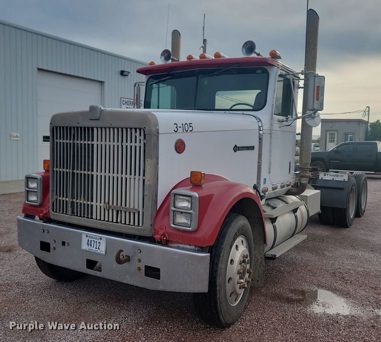 image for item LQ9044 1989 International 9300  semi truck