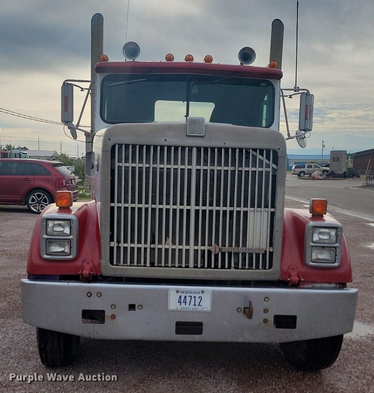 image for item LQ9044 1989 International 9300  semi truck