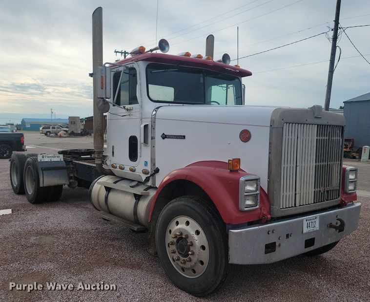 image for item LQ9044 1989 International 9300  semi truck